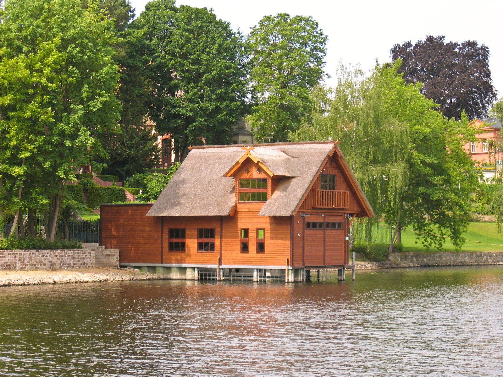 dřevěný dům u vody