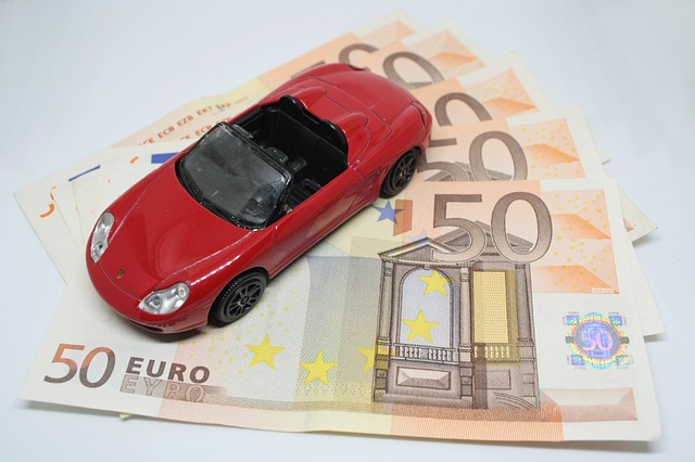 červené autíčko, euro bankovky.jpg